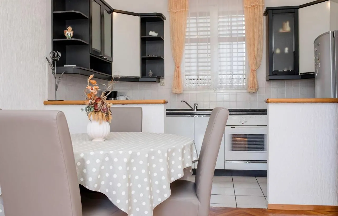 Guest house Apartments Stanicic Kampor